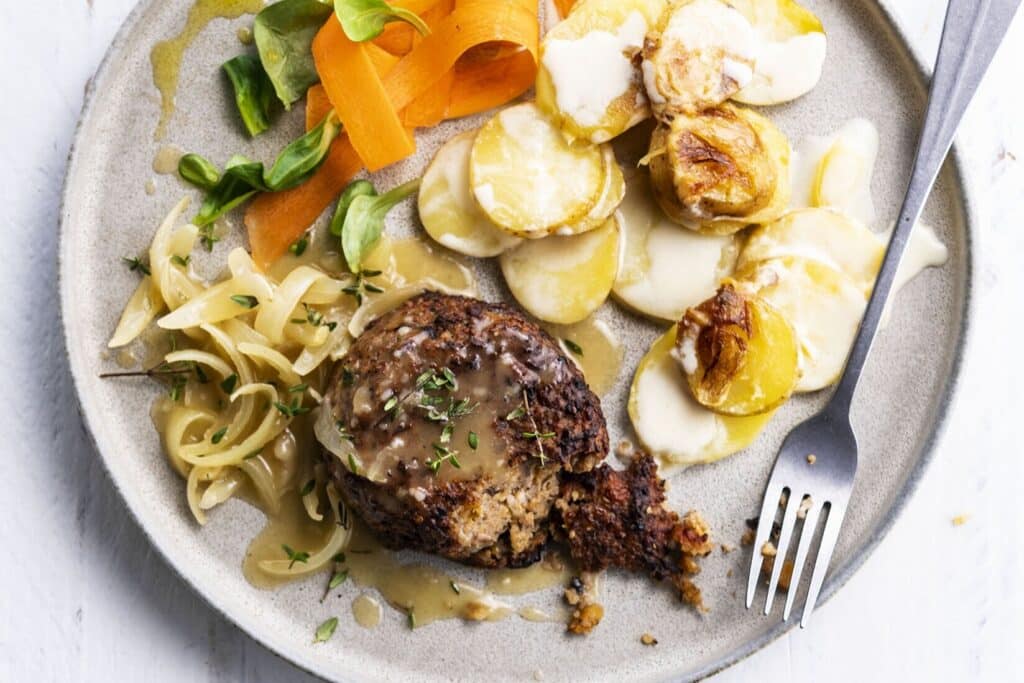 VEGGIE+GEHAKTBROODJE+MET+GESTOOFDE+SJALOT+EN+CORNET